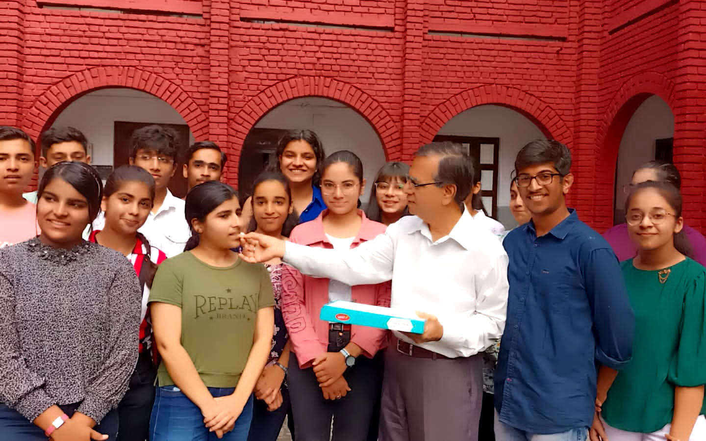 रैनबो स्कूल में 10 वीं के टॉपर्स को मिठाई खिलाते शिक्षक रैनबो स्कूल में 10 वीं के टॉपर्स को मिठाई खिलाते शिक्षक