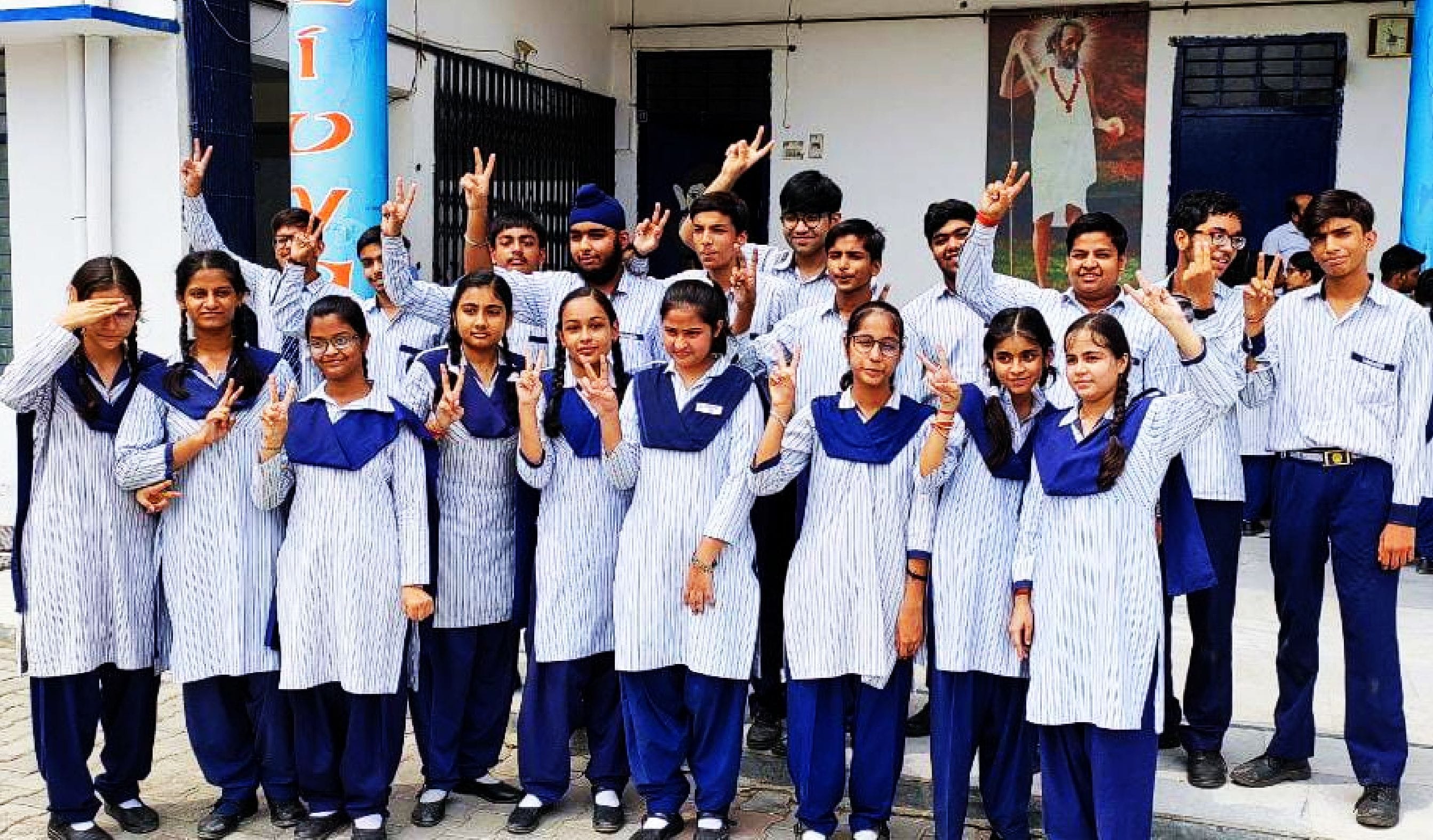 सीबीएसई 10वीं की परीक्षा में पास हुई तक्षशिला पब्लिक स्कूल के छात्र-छात्राएं खुशियां मनाते हुए । सीबीएसई 10वीं की परीक्षा में पास हुई तक्षशिला पब्लिक स्कूल के छात्र-छात्राएं खुशियां मनाते हुए ।