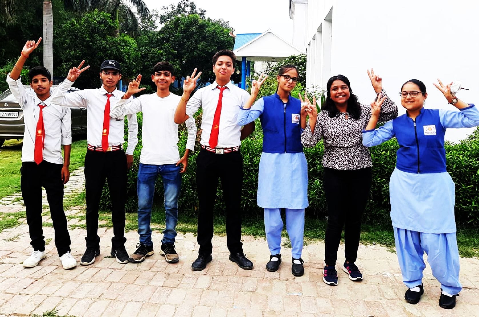 सीबीएसई की परीक्षा में पास हुए माधव राच सिधिया स्कूल के छात्र-छात्राएं खुशियां मनाते हुए । संवा? सीबीएसई की परीक्षा में पास हुए माधव राच सिधिया स्कूल के छात्र-छात्राएं खुशियां मनाते हुए । संवा?