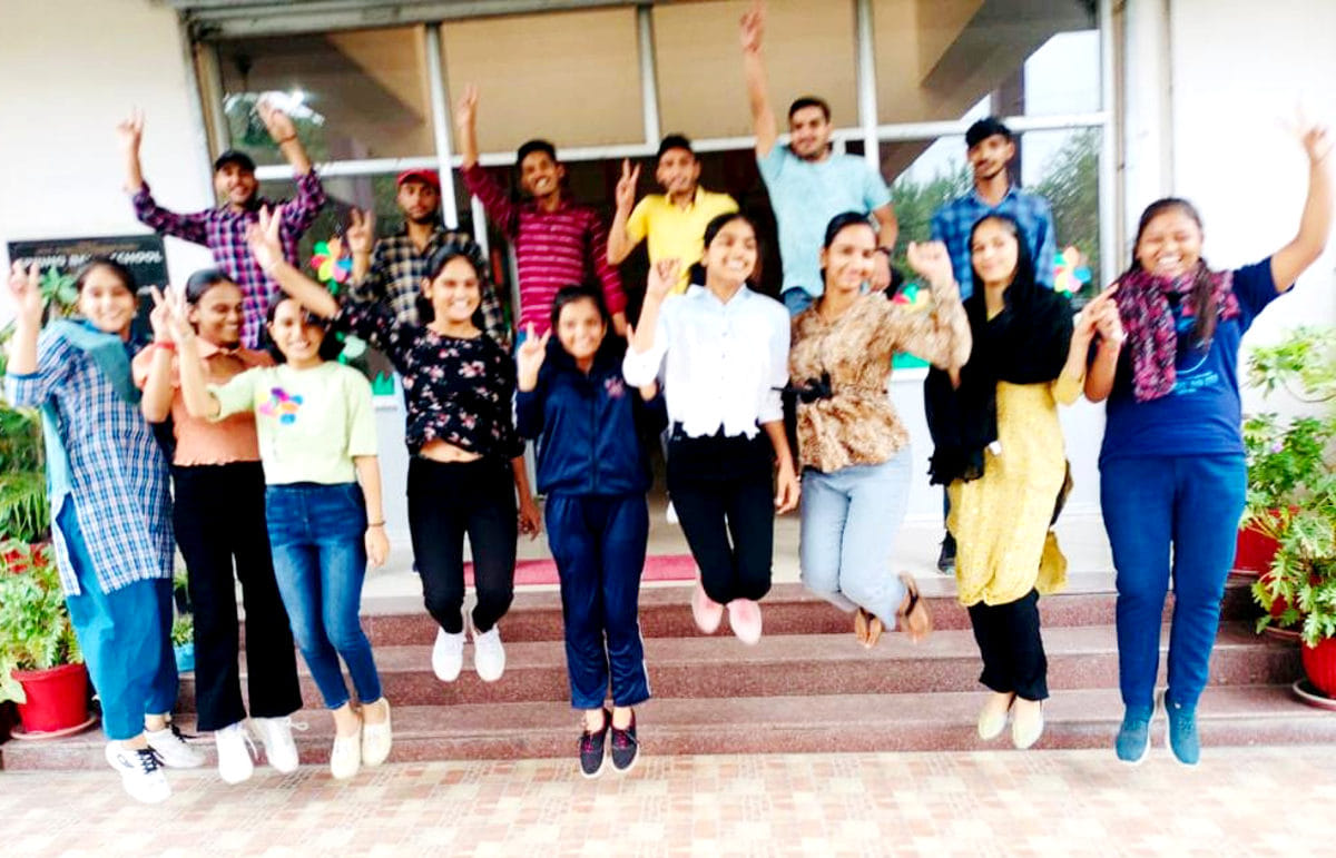 स्प्रिंग बैल्स स्कूल में 12 वीं का परीक्षा फल में टॉपर्स खुशी मनाते छात्र छात्राएं स्प्रिंग बैल्स स्कूल में 12 वीं का परीक्षा फल में टॉपर्स खुशी मनाते छात्र छात्राएं