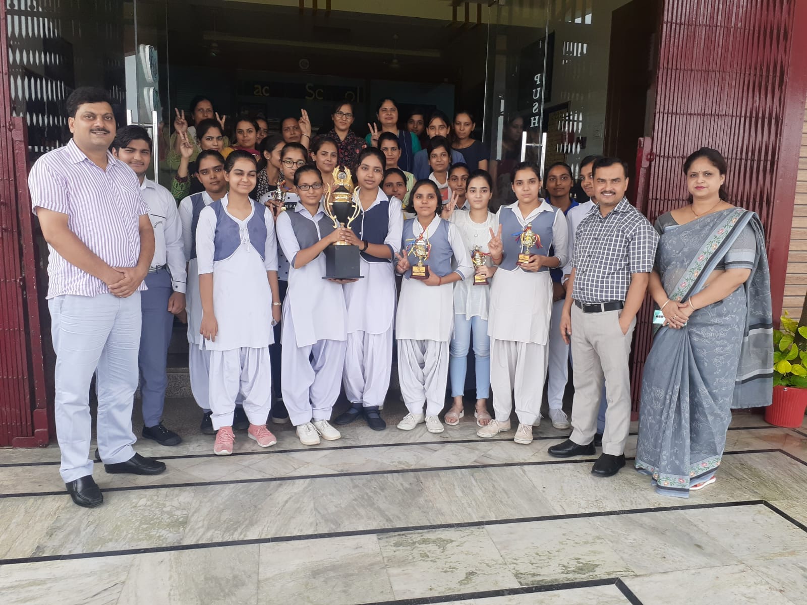 सैंट आरवी कान्वेट स्कूल में मेधावियों को सम्मानित करती निर्देशिका व प्रधानाचार्य सैंट आरवी कान्वेट स्कूल में मेधावियों को सम्मानित करती निर्देशिका व प्रधानाचार्य