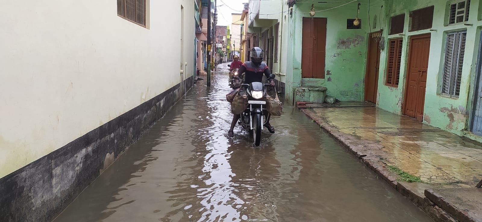 ोटो22एयूआरपी 10- रूहाई मोहल्ले में सड़क पर भरा बरसात का पानी। संवाद ोटो22एयूआरपी 10- रूहाई मोहल्ले में सड़क पर भरा बरसात का पानी। संवाद