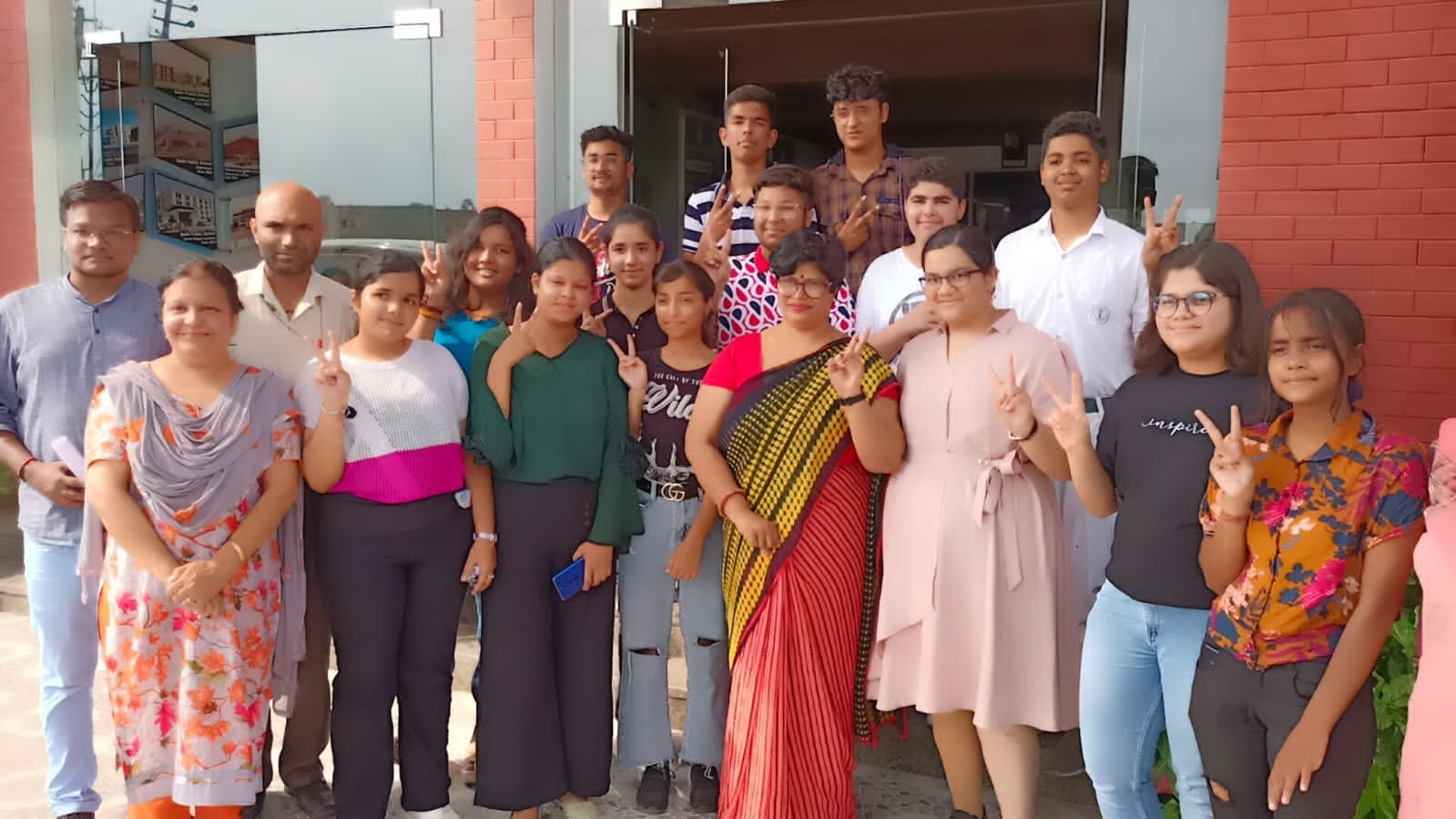 दिल्ली पब्लिक स्कूल में 10 वीं के परीक्षा फल में खुशी मनाते टॉपर्स दिल्ली पब्लिक स्कूल में 10 वीं के परीक्षा फल में खुशी मनाते टॉपर्स