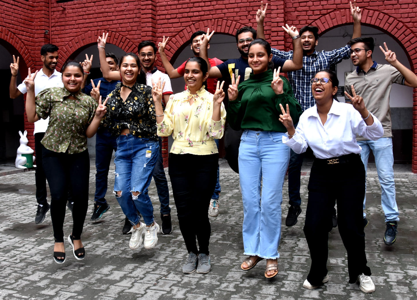 दिल्ली रोड स्थित रैनबो स्कूल में 12 वी में आये टॉपर्स खुशी मनाते छात्र छात्राएं