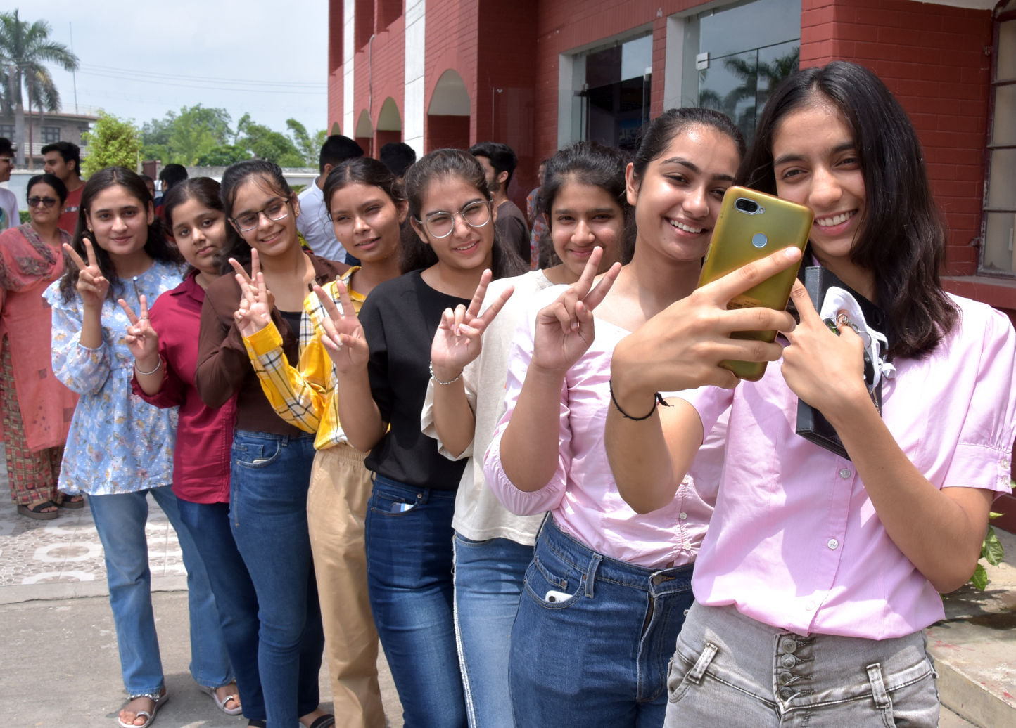 दिल्ली रोड स्थित दिल्ली पब्लिक स्कूल में 12 वीं के परिक्षा फल में सेल्फी लेती टॉपर्स छात्राएं दिल्ली रोड स्थित दिल्ली पब्लिक स्कूल में 12 वीं के परिक्षा फल में सेल्फी लेती टॉपर्स छात्राएं
