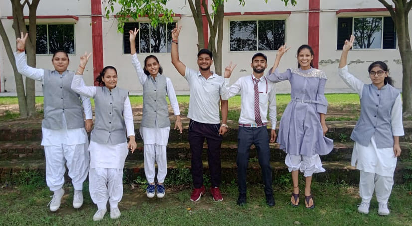 देवबंद के दून हिल्स एकेडमी में खुशी मनाते सीबीएसई इंटर के मेधावी छात्र देवबंद के दून हिल्स एकेडमी में खुशी मनाते सीबीएसई इंटर के मेधावी छात्र