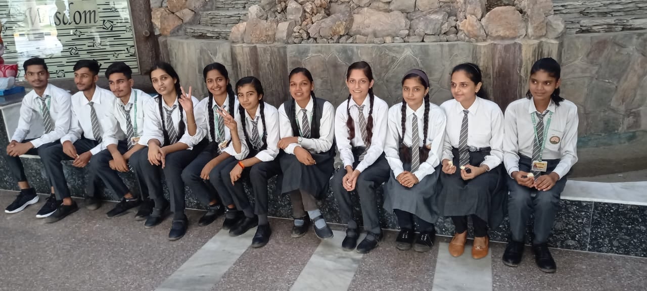 दिव्य पब्लिक स्कूल बड़गांव के इंटर के मेधावी छात्र-छात्राएं दिव्य पब्लिक स्कूल बड़गांव के इंटर के मेधावी छात्र-छात्राएं