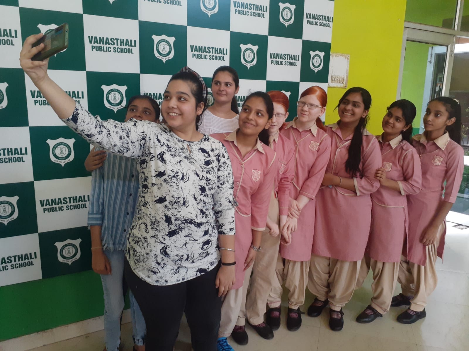 वनस्थली पब्लिक स्कूल में रिजल्ट आने के बाद सेल्फी लेकर खुशी जताती छात्राएं वनस्थली पब्लिक स्कूल में रिजल्ट आने के बाद सेल्फी लेकर खुशी जताती छात्राएं