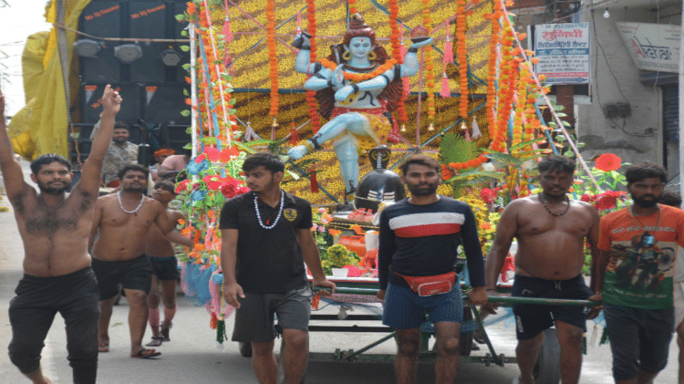 Kanwad Yatra: सीएम योगी ने हेलीकॉप्टर से कांवड़ यात्रा का लिया जायजा, कांवड़ियों पर कराई पुष्प वर्षा kanwar yatra