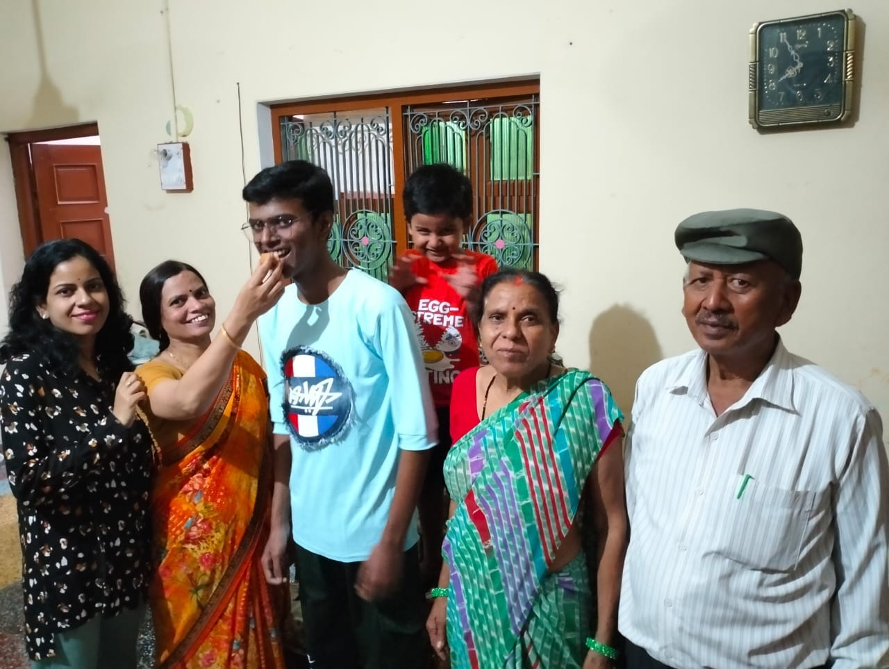 आईएससी इंटर में जिले में प्रथम स्थान आने के बाद फातिमा स्कूल के छात्र रजत पुलीन को मिठाई खिलाकर ख? आईएससी इंटर में जिले में प्रथम स्थान आने के बाद फातिमा स्कूल के छात्र रजत पुलीन को मिठाई खिलाकर ख?
