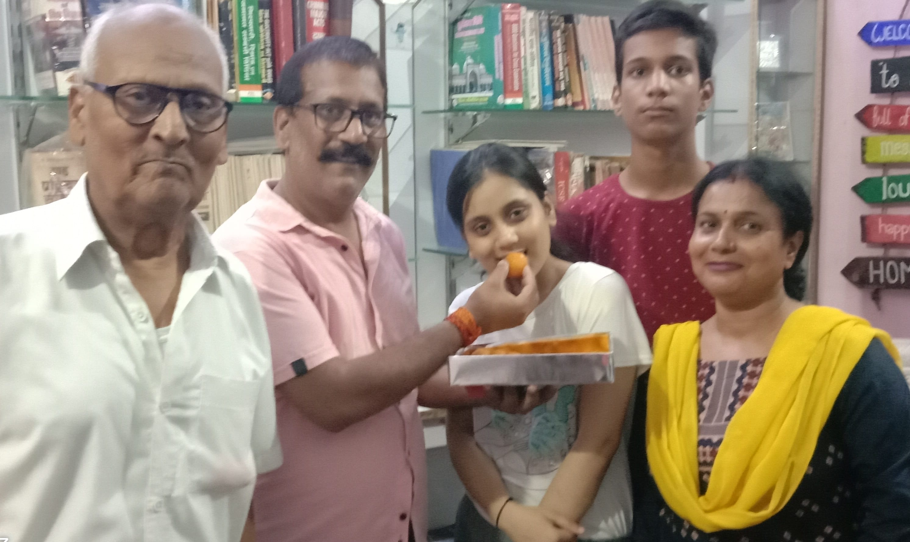 आईएससी इंटर में जिले में प्रथम स्थान आने के बाद फातिमा स्कूल की छात्रा दिव्यांशी सिंह को मिठाई ख? आईएससी इंटर में जिले में प्रथम स्थान आने के बाद फातिमा स्कूल की छात्रा दिव्यांशी सिंह को मिठाई ख?