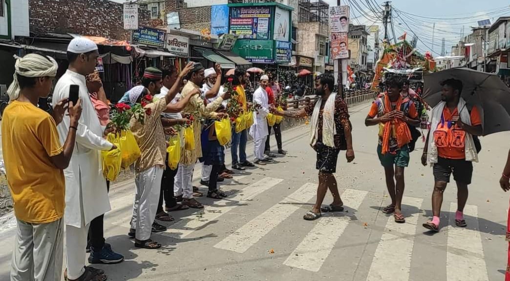 बागपत : बड़ौत में शिव भक्तों पर फूल वर्षा कर स्वागत करते मुस्लिम समाज के लोग। बागपत : बड़ौत में शिव भक्तों पर फूल वर्षा कर स्वागत करते मुस्लिम समाज के लोग।