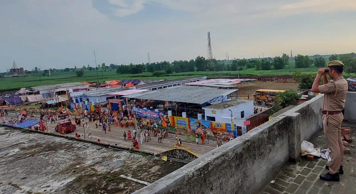 बागपत : पुरा महादेव मंदिर की छत पर तैनात पुलिसकर्मी। बागपत : पुरा महादेव मंदिर की छत पर तैनात पुलिसकर्मी।