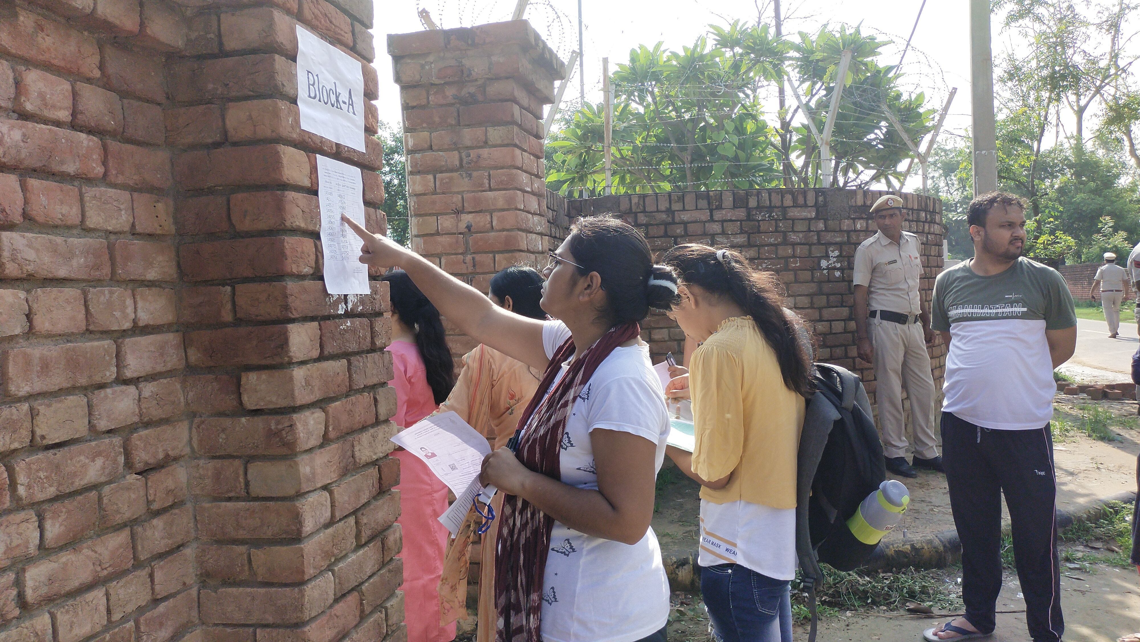 फतेहाबाद में एचसीएस परीक्षा को लेकर सीटिंग प्लान देखती हुई परीक्षार्थी। फतेहाबाद में एचसीएस परीक्षा को लेकर सीटिंग प्लान देखती हुई परीक्षार्थी।