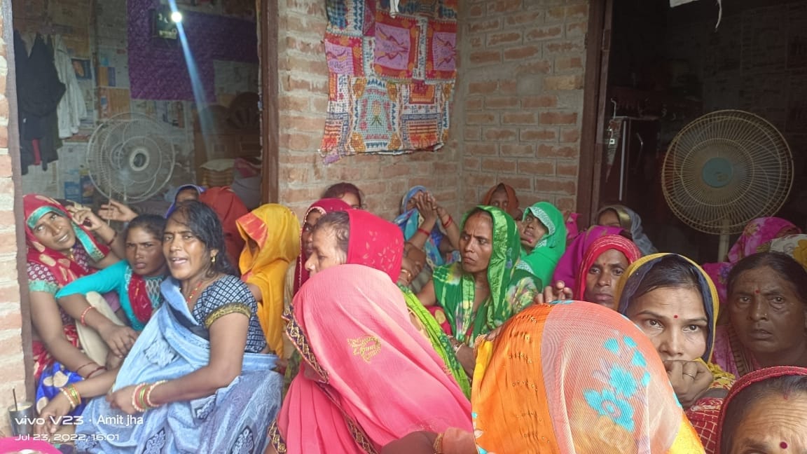 घर में रोती-बिलखतीं महिलाएं। संवाद घर में रोती-बिलखतीं महिलाएं। संवाद