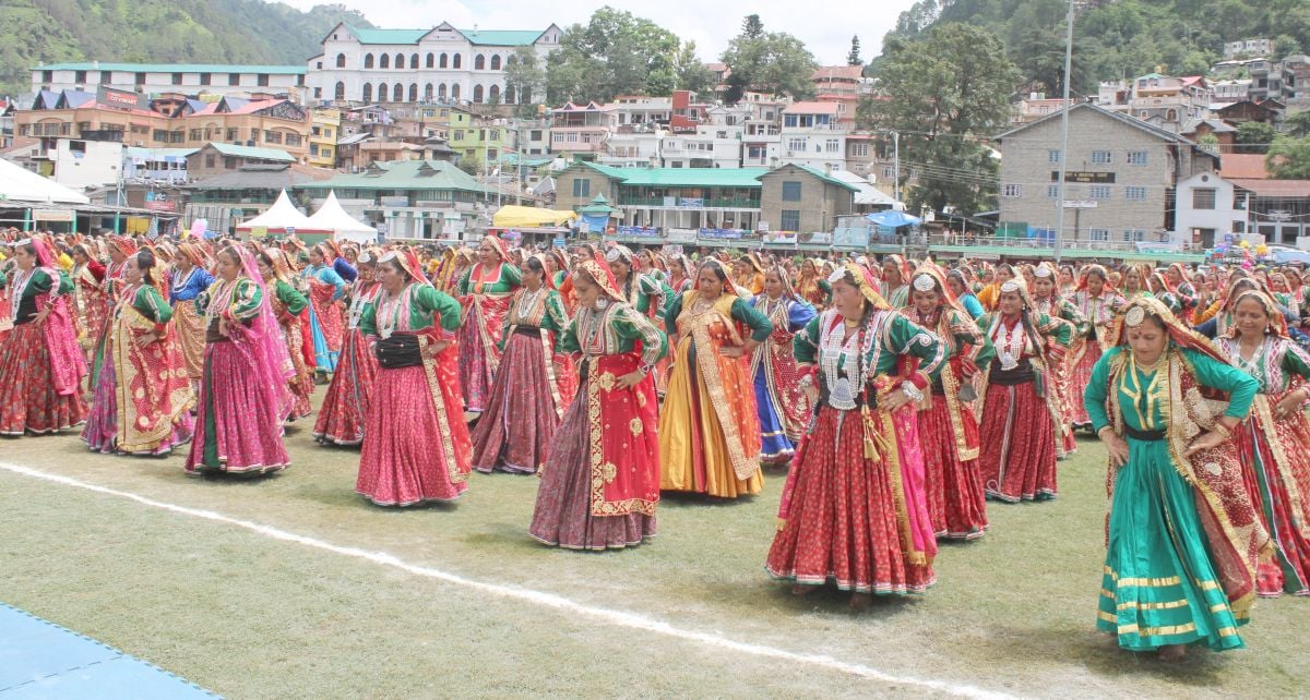 मिंजर मेले के शुभारंभ के मौके पर चंबा चौगान में नाटी डालती आंगनवाड़ी कार्यकर्ता।संवाद