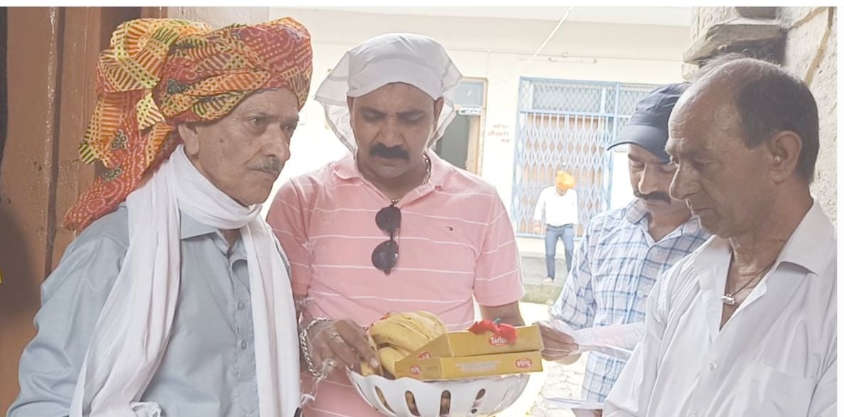 मिंजर मेले के शुभारंभ के मौके पर लक्ष्मीनाराण मंदिर में मिंजर अर्पित करने से पहले मिर्जा परिवार ?