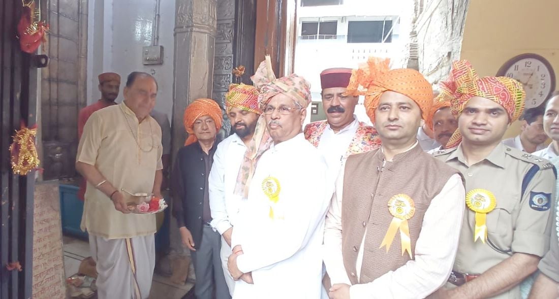 मिंजर मेले के शुभारंभ के मौके पर लक्ष्मीनाराण मंदिर में मिंजर अर्पित करते के बाद राज्यपाल हिमाच?