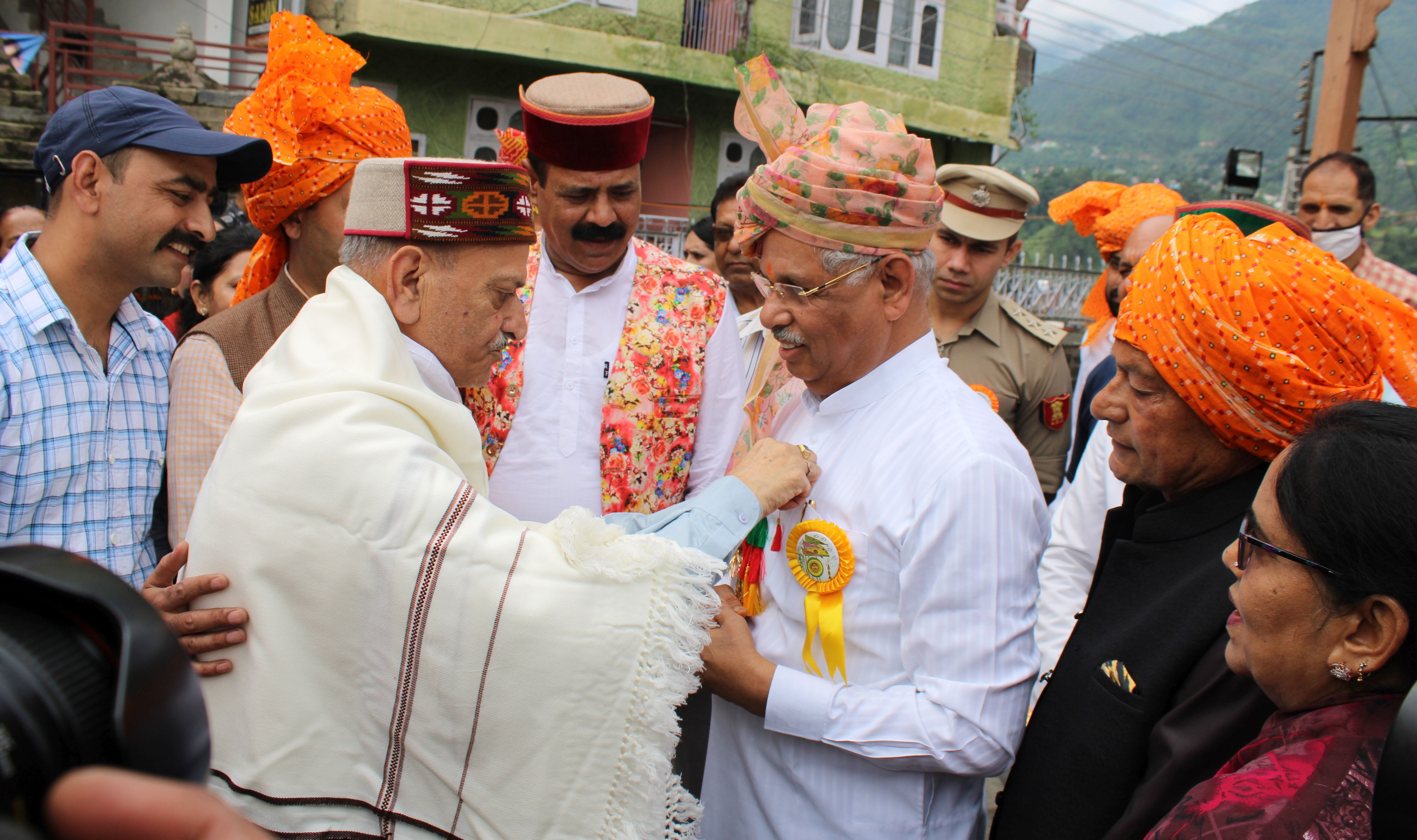 मिंजर मेले के शुभारंभ के मौके पर लक्ष्मीनाराण मंदिर में राज्यपाल राजेंद्र विश्वनाथ आर्लेकर को म