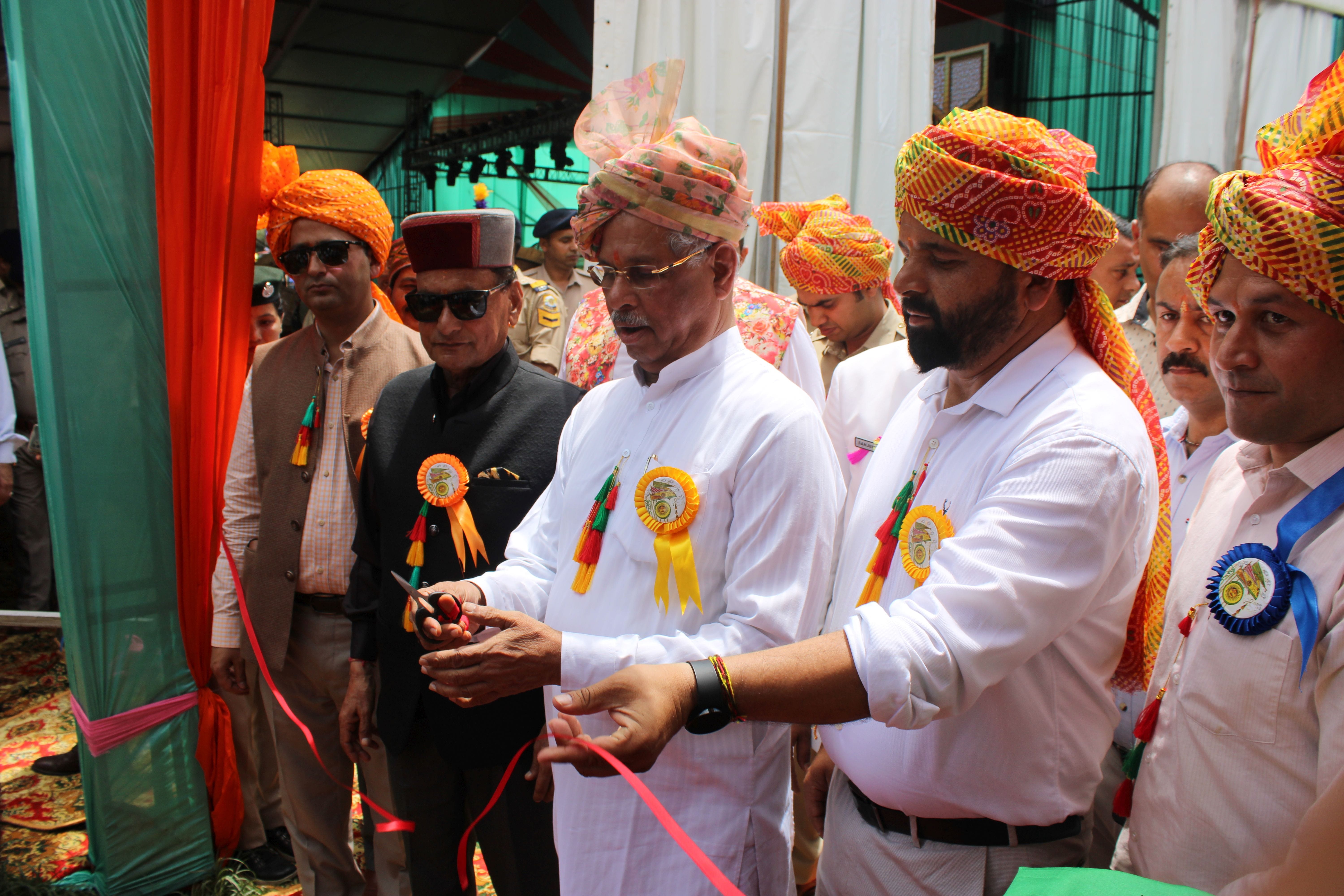 मिंजर मेले के दौरान लगाई गई प्रदर्शनीयों को शुभारंभ करते राज्यपाल हिमाचल प्रदेश राजेंद्र विश्व?