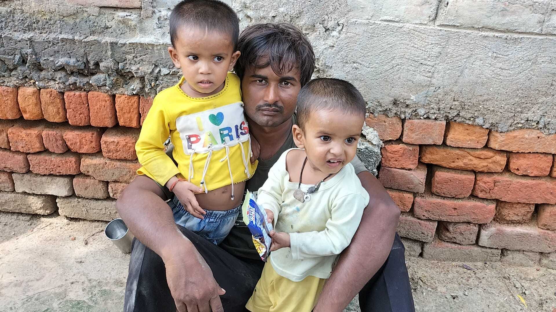 पिता सोनू के पास प्रगति व प्रांशू। संवाद पिता सोनू के पास प्रगति व प्रांशू। संवाद