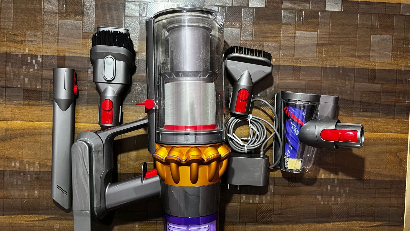 Dyson V15 Detect Review: अच्छी बैटरी लाइफ के साथ डायसॉन का सबसे पावरफुल वैक्यूम क्लिनर