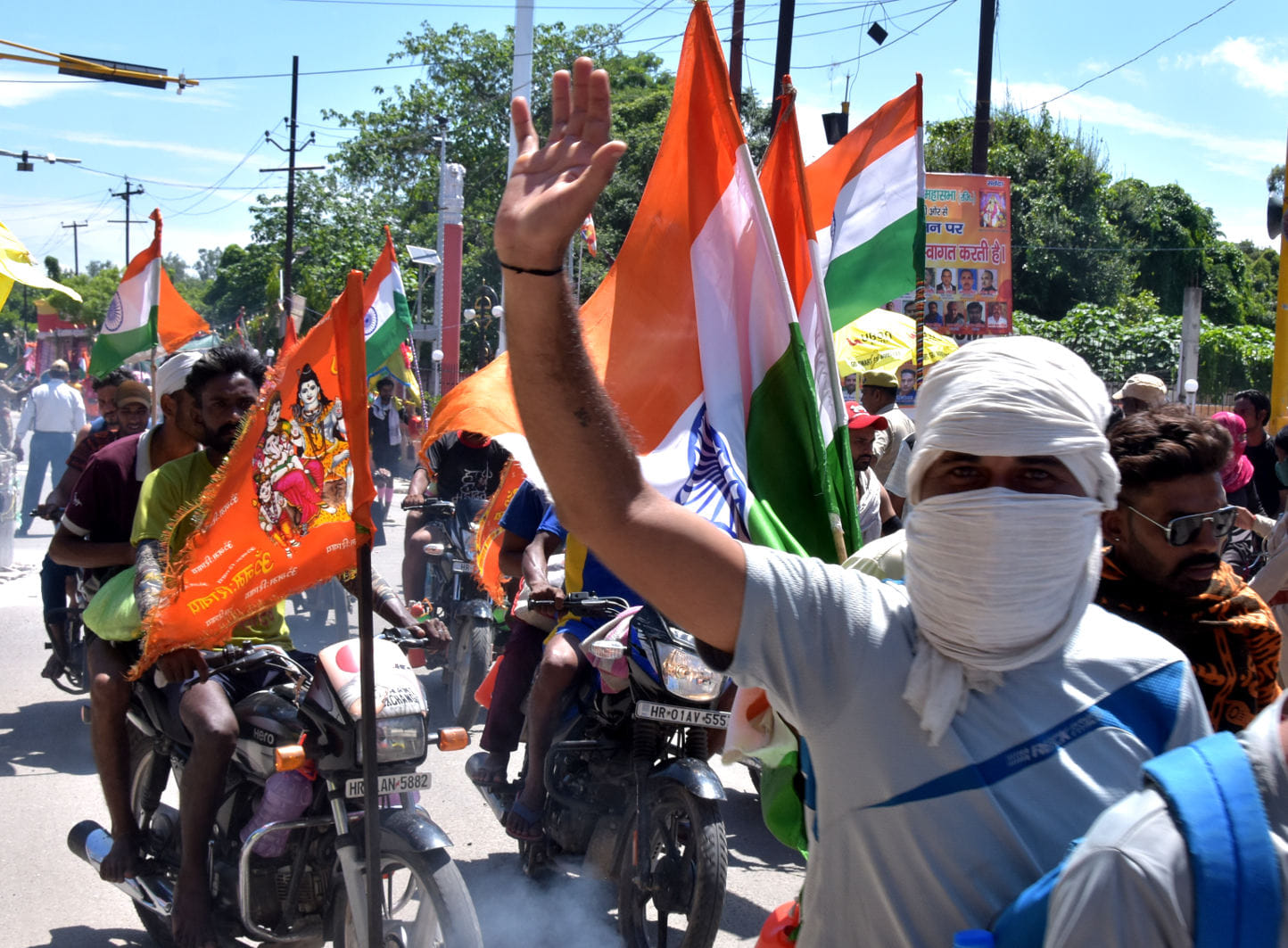 आस्था और देश भक्ति : सहारनपुर में हरिद्घार से बाइक पर जल लेकर हरियाणा पंजाब की और बढ़ते शिव भक्त