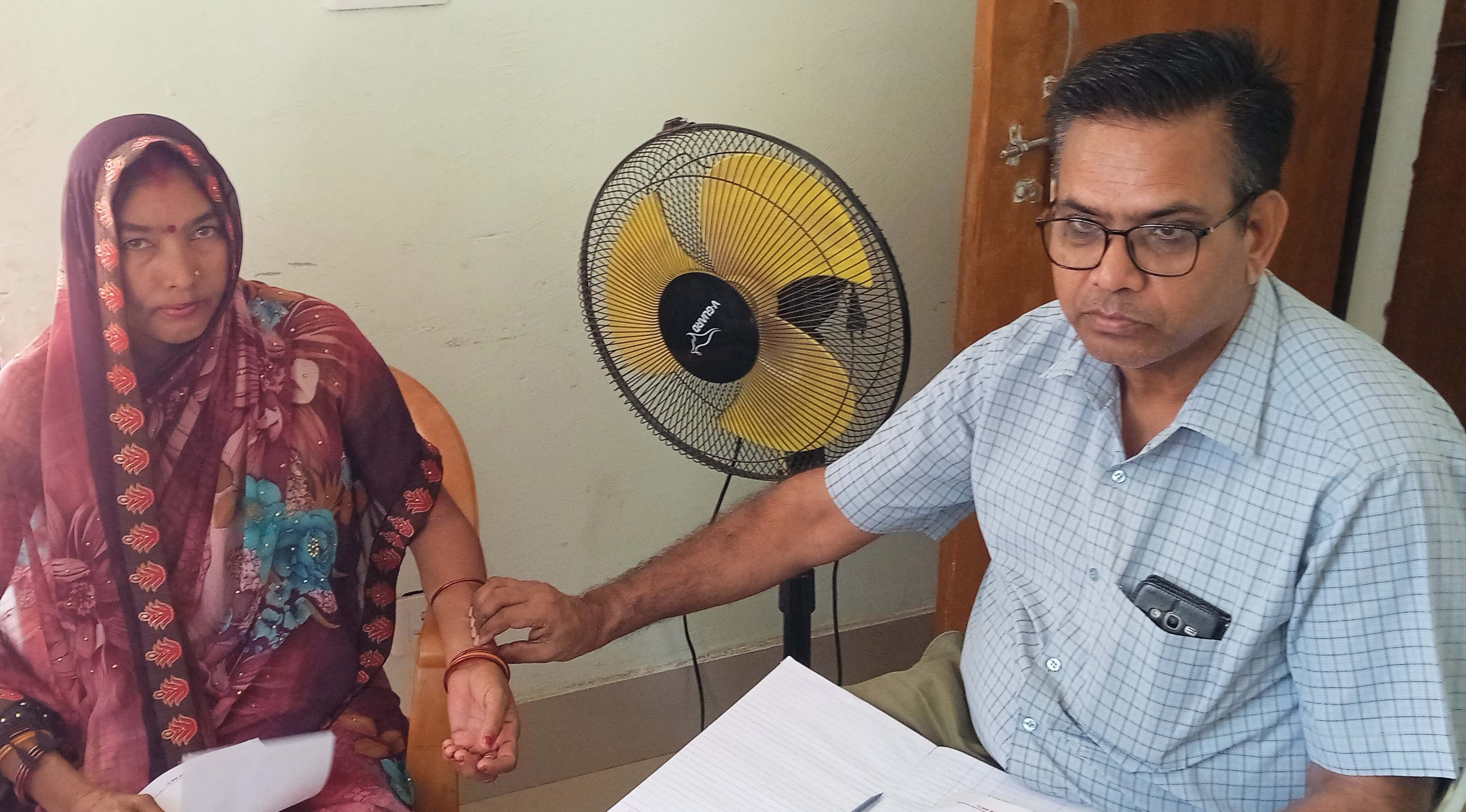 बीसलपुर के नगरीय प्राथमिक स्वास्थ्य केंद्र में मरीज देखते डॉ. लेखराज गंगवार। संवाद