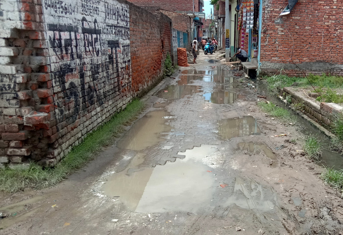 एकता कॉलोनी में जाने वाले एक अन्य मार्ग पर जलभराव। एकता कॉलोनी में जाने वाले एक अन्य मार्ग पर जलभराव।