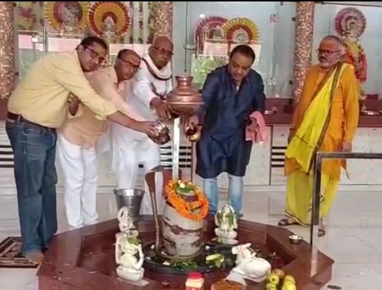 गंगोह के मंडीश्वर महादेव मंदिर में जलाभिषेक करते श्रद्धालु