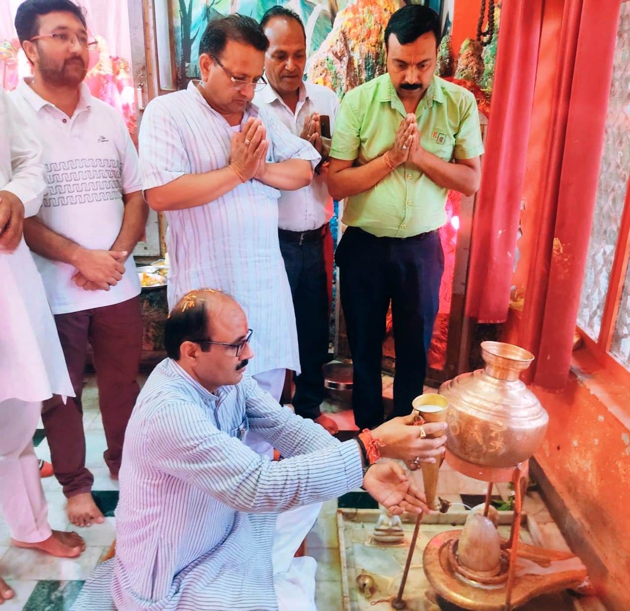 गंगोह में भगवान शिव का जलाभिषेक करते सांसद प्रदीप चौधरी