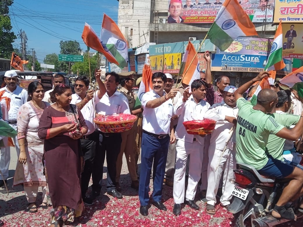 घंटाघर पर कांवड़ियो पर पुष्प वर्षा करते डीएम अखिलेश सिंह व अन्य अधिकारी घंटाघर पर कांवड़ियो पर पुष्प वर्षा करते डीएम अखिलेश सिंह व अन्य अधिकारी