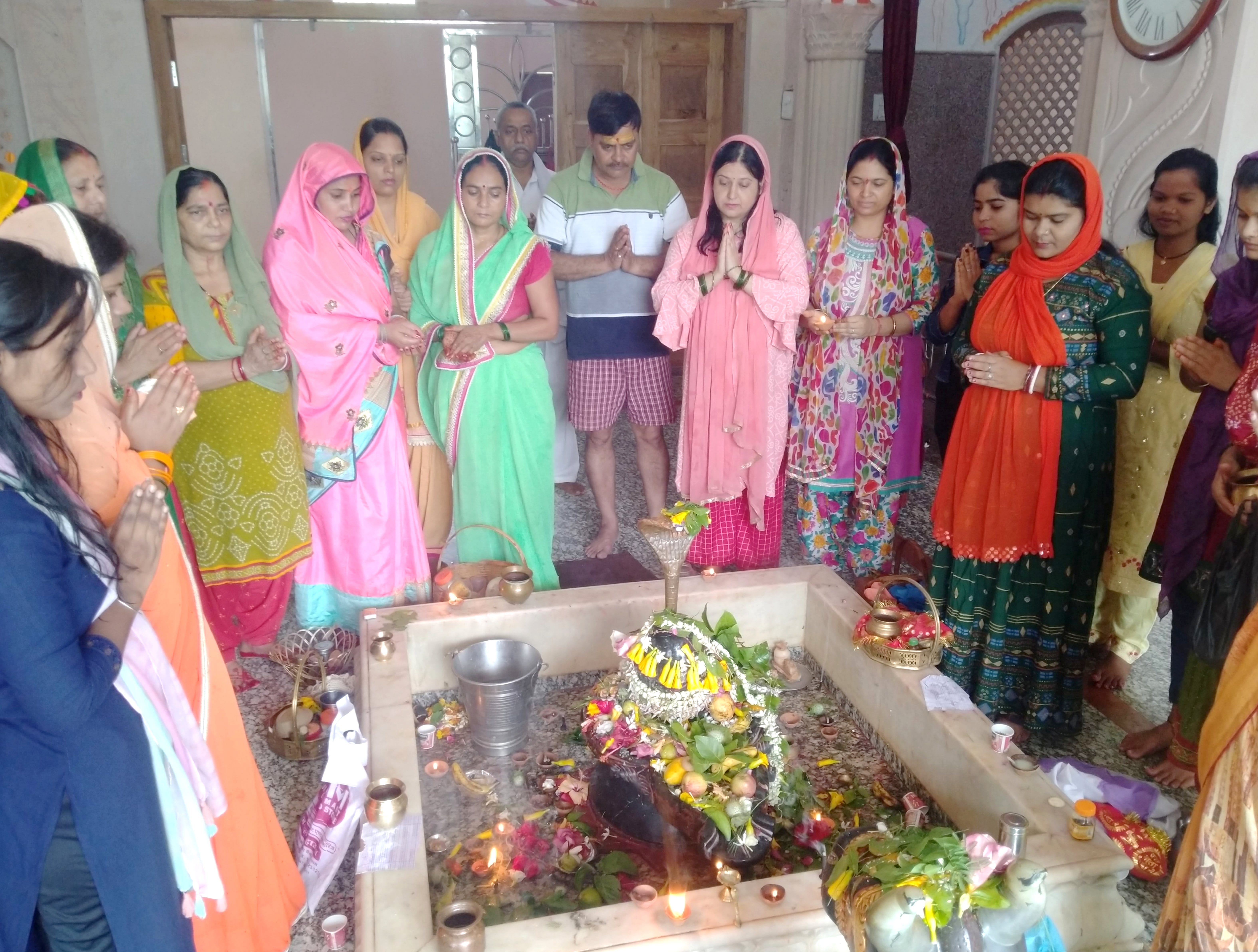 इमरती कालोनी स्थित श्री सिद्ध विनायक महादेव मंदिर में पुजन अर्चन करते लोग।