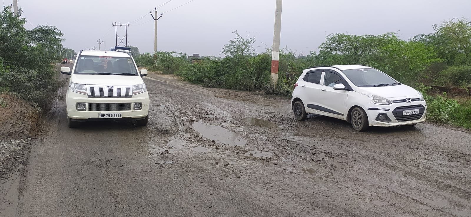 जालौन रोड पर बने गड्ढ़े से बचकर निकलते कार चालक। संवाद