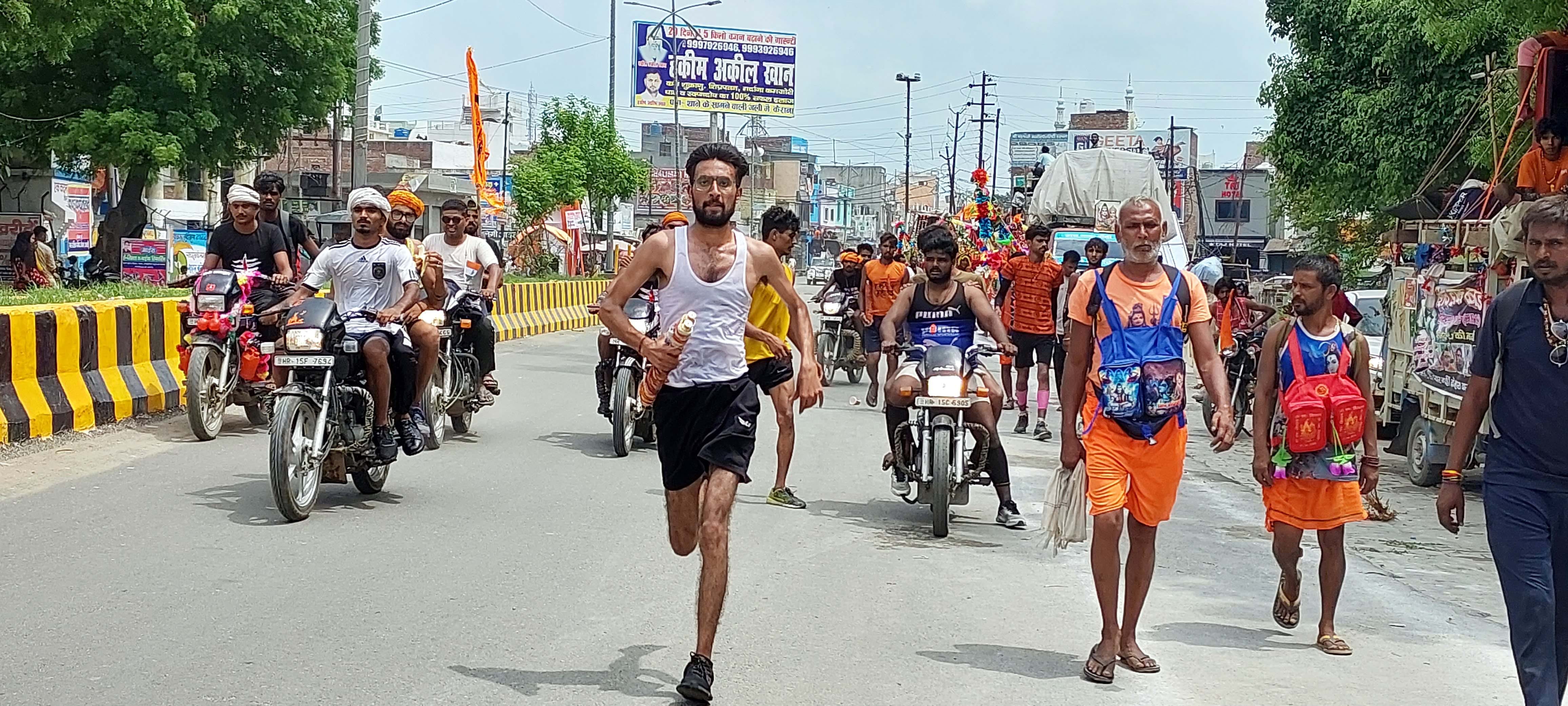 कैराना में गंगाजल लेकर दौड़ते डाक कांवड़िये। कैराना में गंगाजल लेकर दौड़ते डाक कांवड़िये।