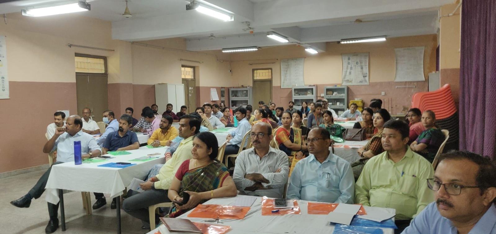 कार्यशाला में मौजूद जिले के सीबीएसई बोर्ड के शिक्षक-शिक्षिकाएं। संवाद कार्यशाला में मौजूद जिले के सीबीएसई बोर्ड के शिक्षक-शिक्षिकाएं। संवाद