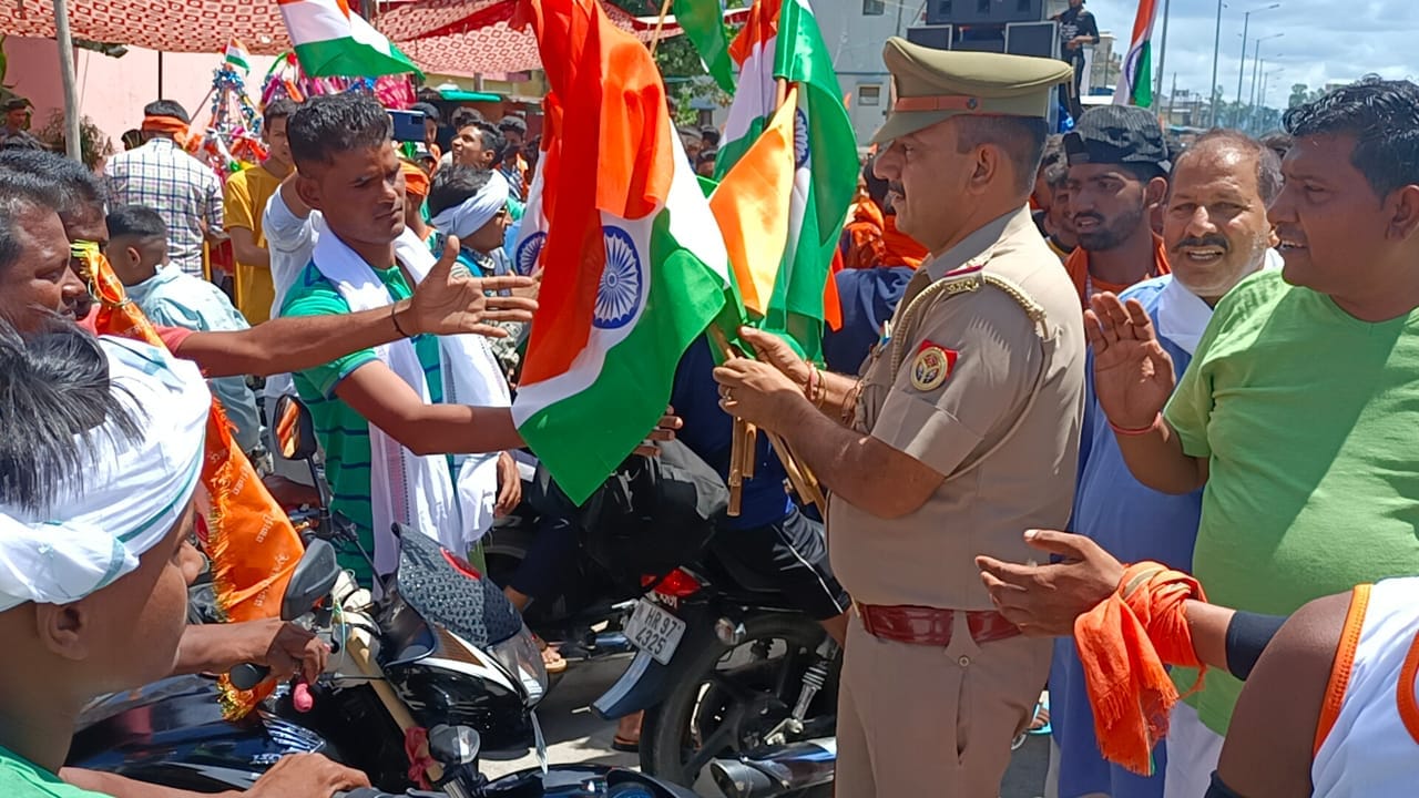 कांवड़ियों को ध्वज वितरित करते थानाध्यक्ष बिहारीगढ़ मनोज चौधरी कांवड़ियों को ध्वज वितरित करते थानाध्यक्ष बिहारीगढ़ मनोज चौधरी