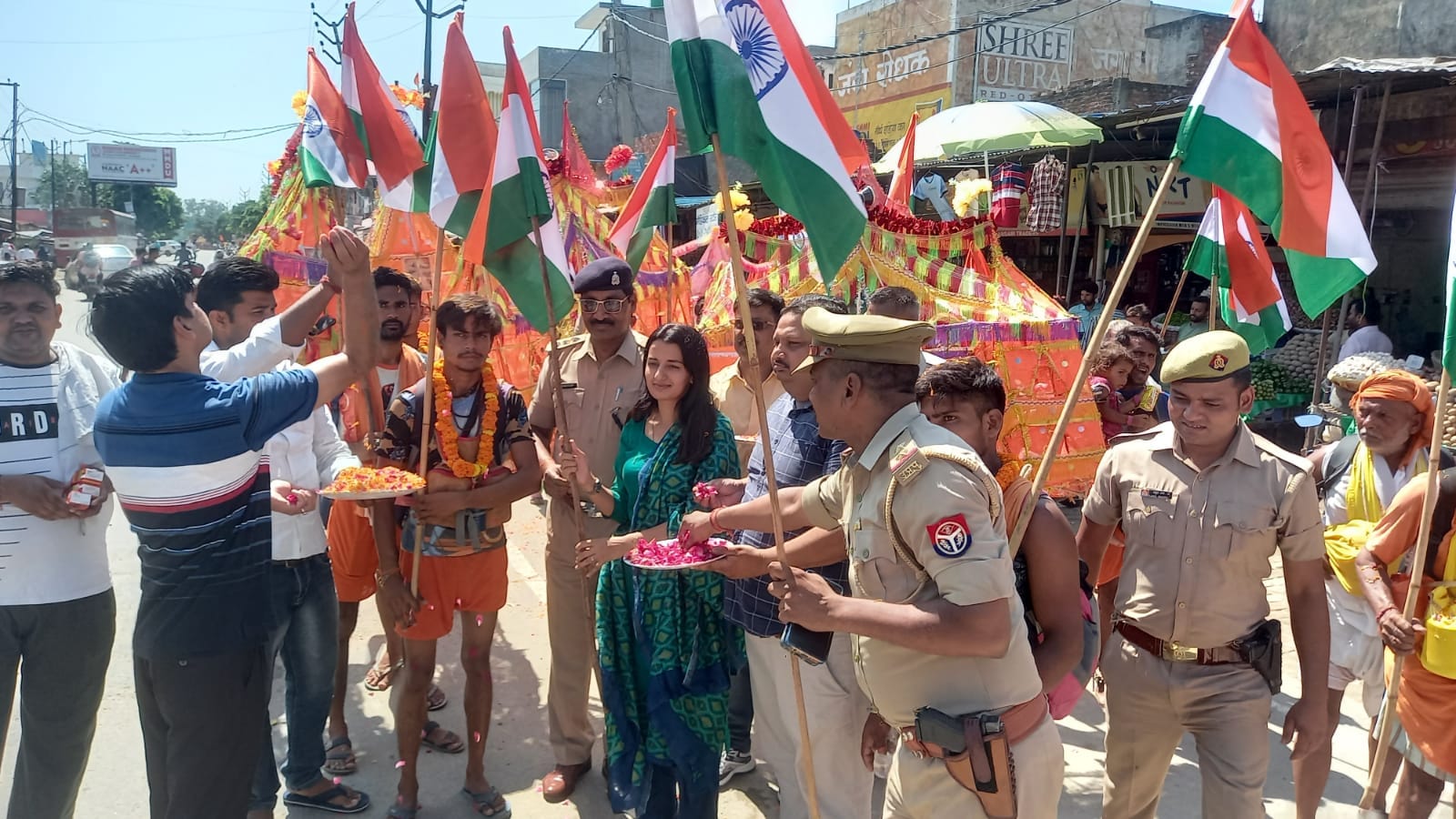 नानौता में कांवड़ियों को तिरंगा भेंट करती एसडीएम नानौता में कांवड़ियों को तिरंगा भेंट करती एसडीएम