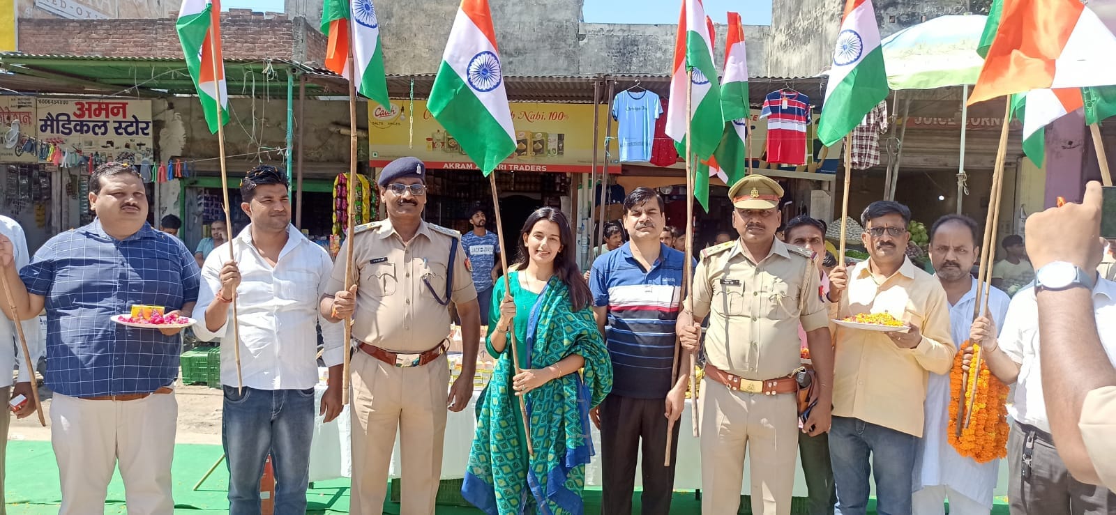 नानौता में राष्ट्रध्वज के साथ कांवड़ियों के स्वागत को खड़ी एसडीएम और सीओ नानौता में राष्ट्रध्वज के साथ कांवड़ियों के स्वागत को खड़ी एसडीएम और सीओ