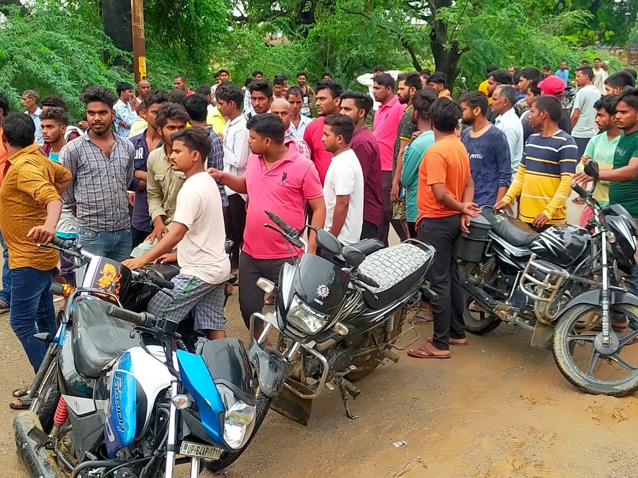 ओबरा चोपन मार्ग बिल्ली गांव के मोड़ पर  शव मिलने पर लगी भीड़।