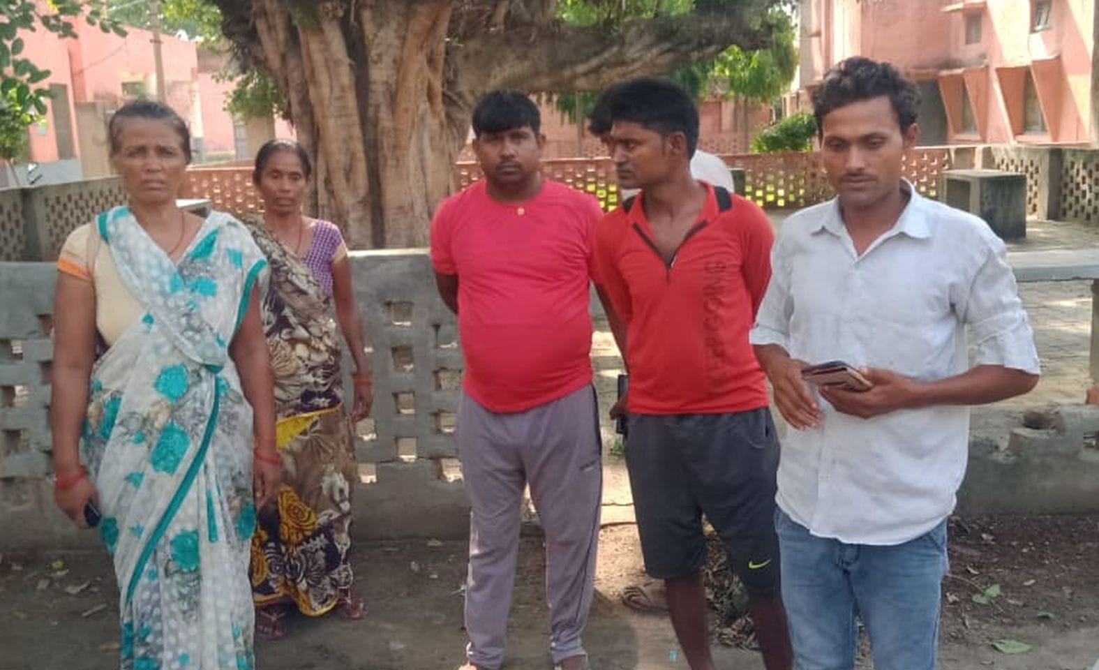 सीएचसी नवाबगंज में गमगीन खड़े विकास के परिजन। संवाद