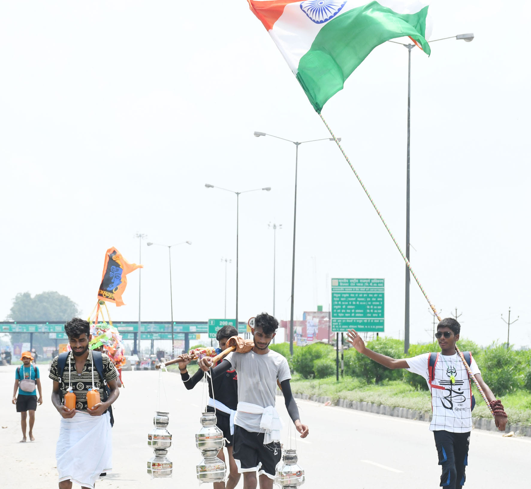 सीन 1 ब्रजघाट से गंगा जल भरकर लाते युवा। सीन 1 ब्रजघाट से गंगा जल भरकर लाते युवा।