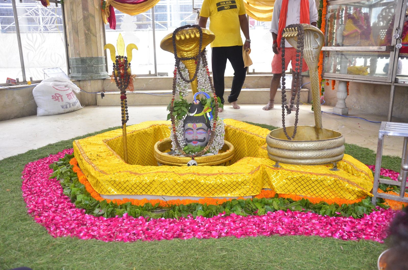 शहर के बिरुआबाड़ी मंदिर में भगवान शिव का श्रंगार सभी के लिए आकर्षण का केंद्र बना रहा। संवाद