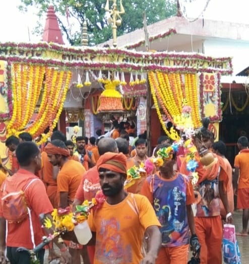 शिवद्वार स्थित उमा माहेश्वर महादेव मंदिर में जलाभिषेक के लिए कांवरियों की लगी भीड़।