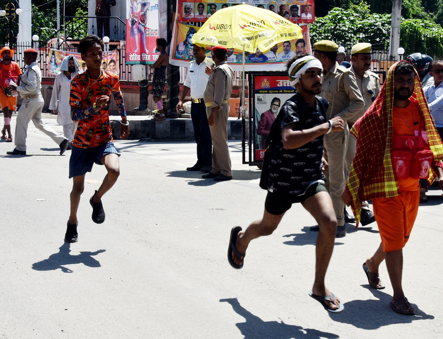 देहरादून रोड पर डाक कांवड़ लेकर भागते कांवडिये