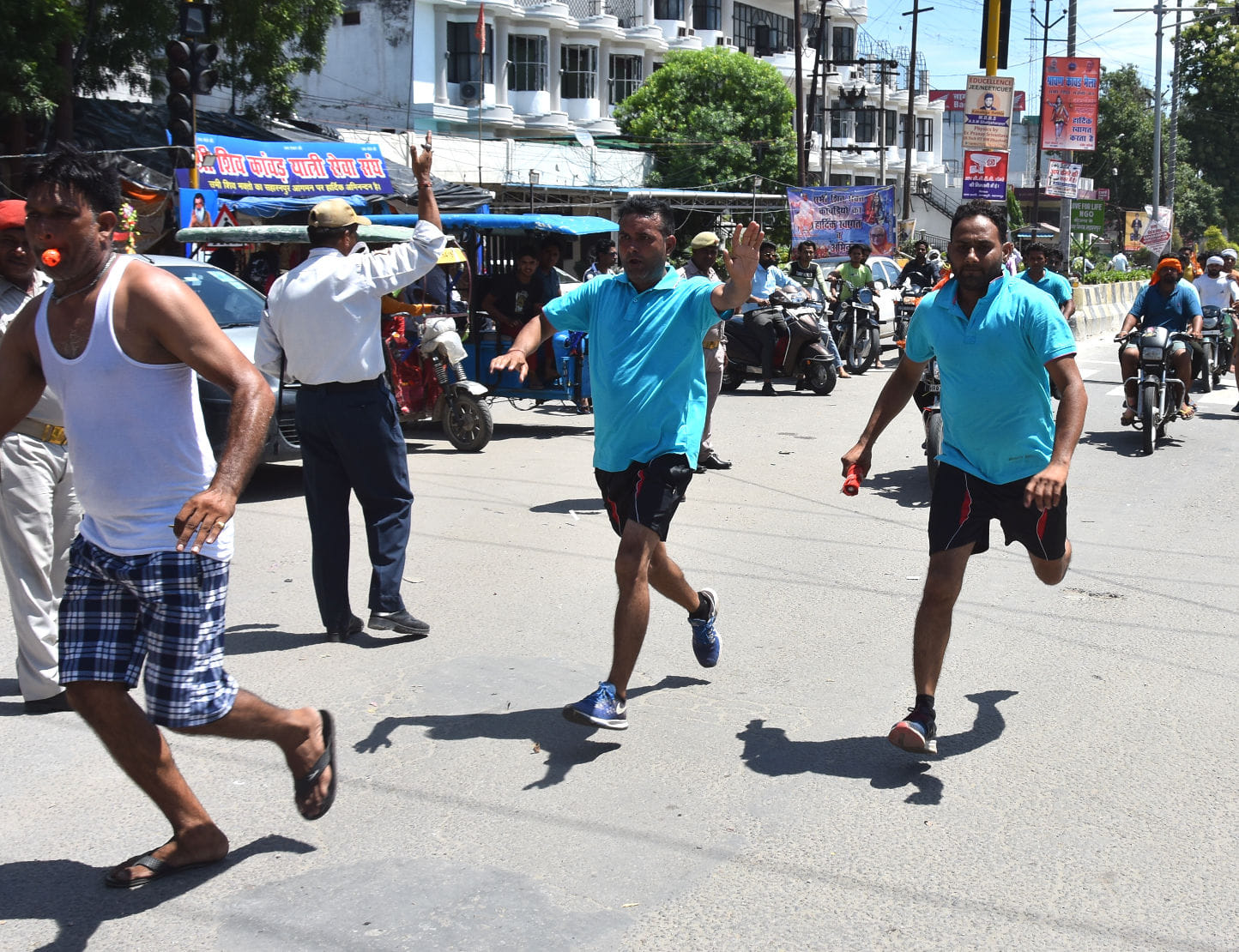 देहरादून रोड पर डाक कांवड़ लेकर भागते कांवडिये