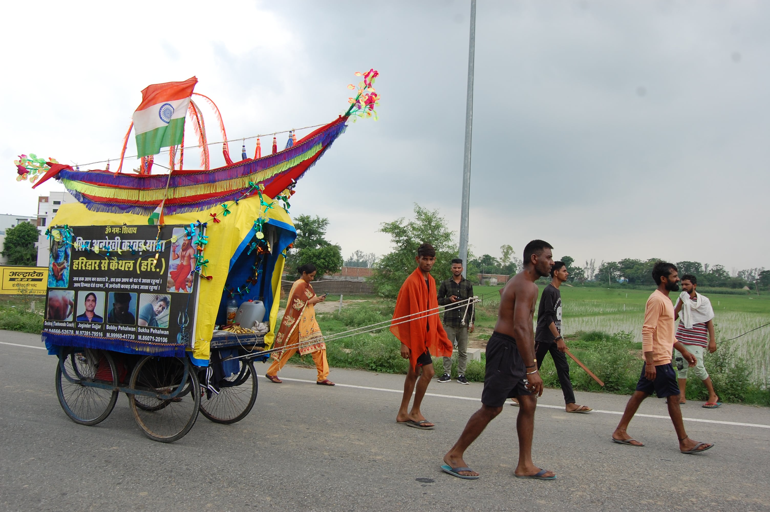 12-कैथल। आस्था की डगर.........ढांड रोड पर हरिद्वार से कमर पर सूइयां लगा कांवड़ लेकर पहुंचे देशराज। 12-कैथल। आस्था की डगर.........ढांड रोड पर हरिद्वार से कमर पर सूइयां लगा कांवड़ लेकर पहुंचे देशराज।