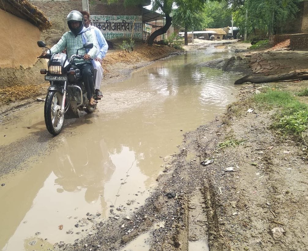 असू-याकूबपुर मार्ग पर जलभराव व कीचड़। संवाद
