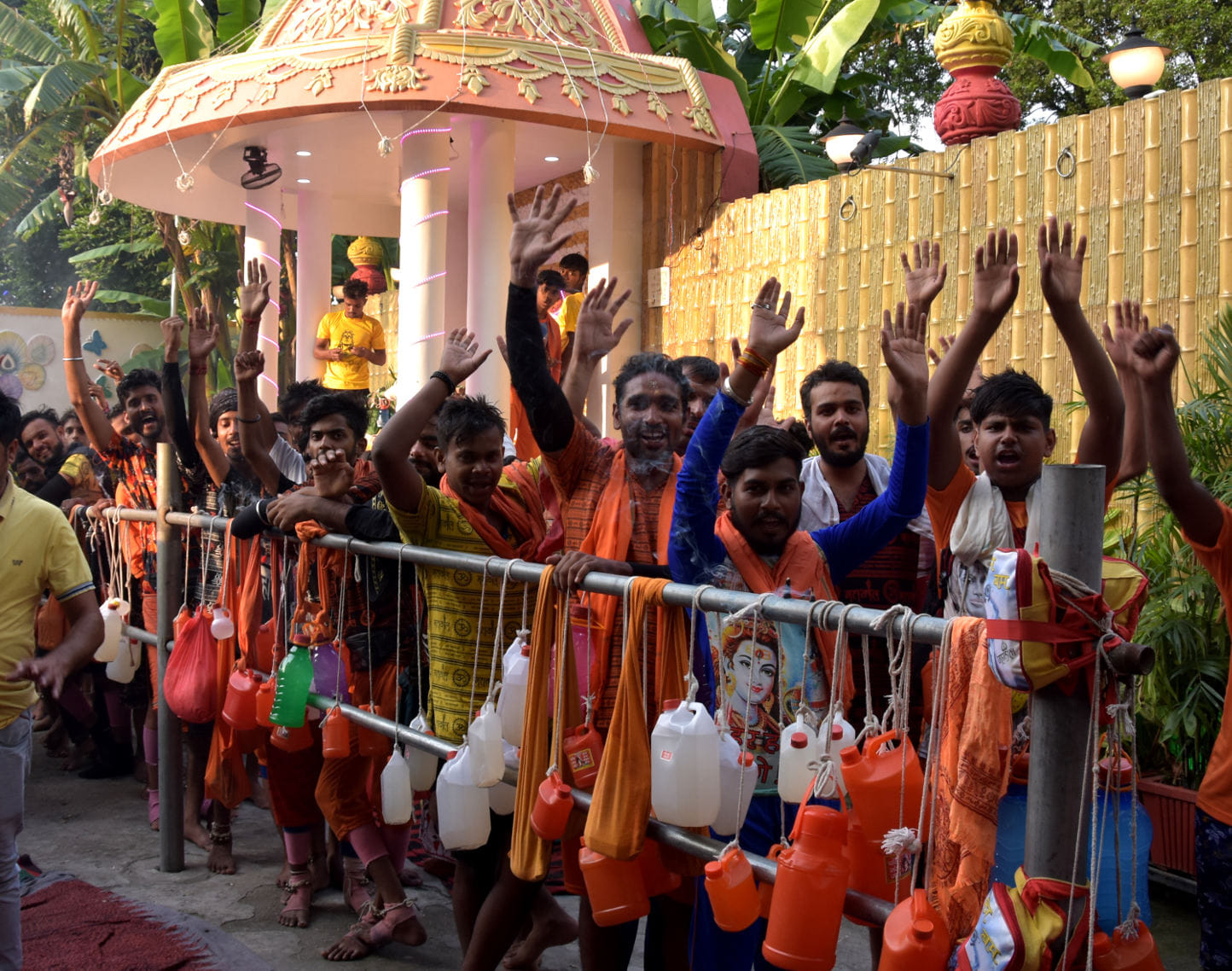 बागेश्वर महादेव मन्दिर में जलाभिषेक के लिये लाइन में लगे कांवडिये बागेश्वर महादेव मन्दिर में जलाभिषेक के लिये लाइन में लगे कांवडिये
