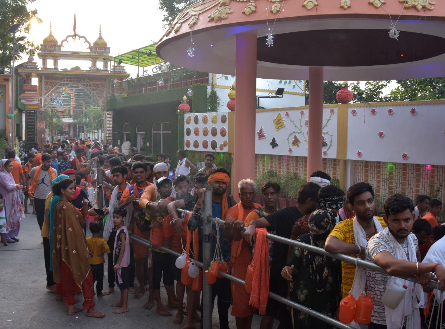 बागेश्वर महादेव मन्दिर में जलाभिषेक के लिये लाइन में लगे कांवडिये बागेश्वर महादेव मन्दिर में जलाभिषेक के लिये लाइन में लगे कांवडिये